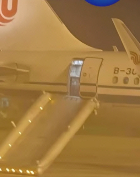 8일(현지시간) 홍콩 사우스차이나 모닝포스트(SCMP)에 따르면 지난 4일 중국 취저우시에서 청두시로 갈 예정이었던 중국국제항공 CA2754편은 한 여성 승객 A씨의 실수로 비상구 문이 열리는 사고가 발생했다.   [SCMP 제공]